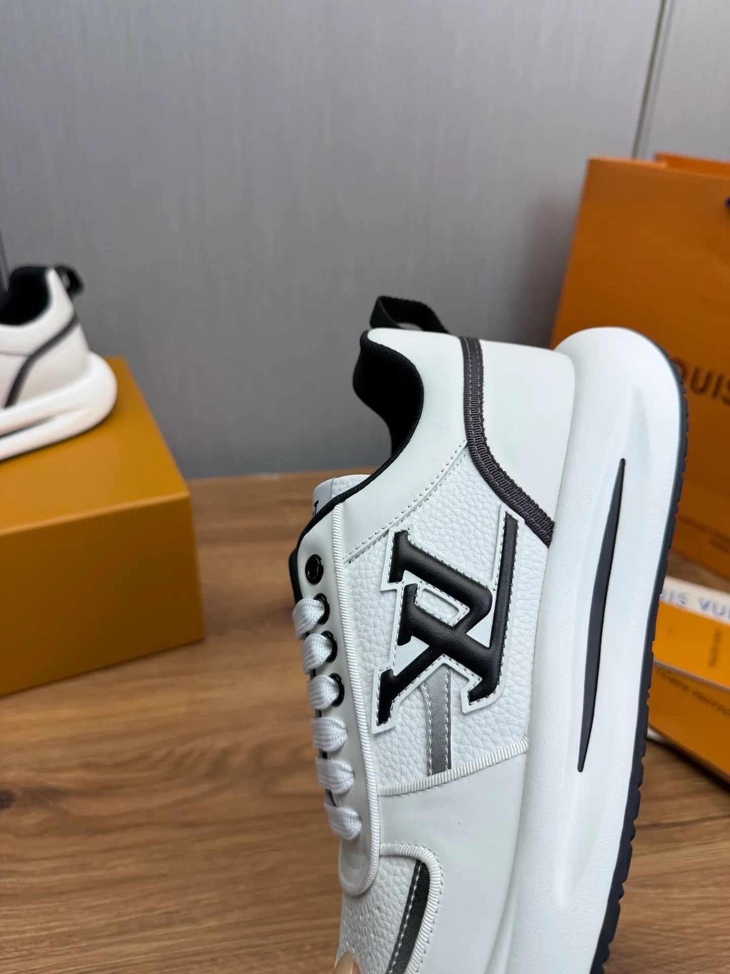 Men's shoes 💰820💰 Lv. Top purchasing agent 🇮🇹 Louis Vuitton, sports shoes counter synchronization, uppers imported from Italy, high-quality splicing and complex handicrafts, imported mesh pads are soft and comfortable, soles: original factory special soles, TPU exclusive movable molded soles super comfortable, original factory single goods, 🔍🔍high quality, you can enter and exit the counter at will, welcome to compare, code number 38-44 (Customized 38.45)